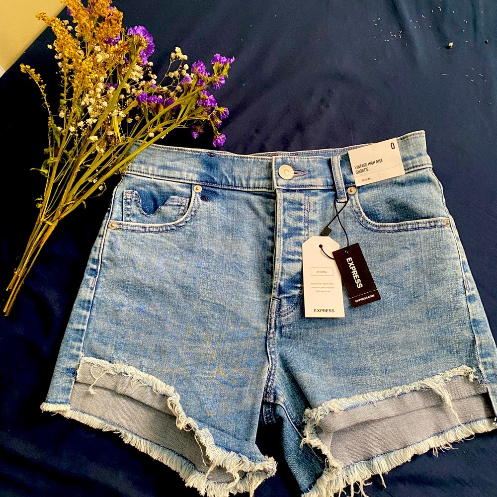 Express shorts with tag